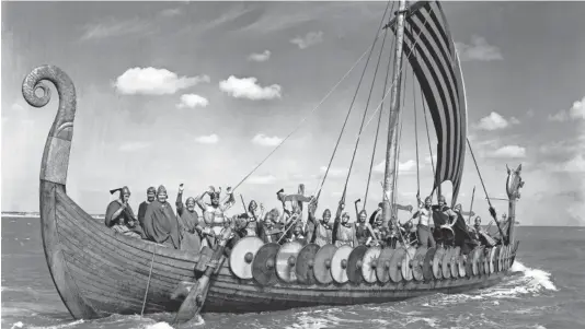  ?? HULTON DEUTSCH (GETTY) ?? Recreación de un desembarco vikingo en las costas británicas de Kent en 1949.