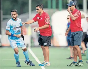  ?? GETTY IMAGES ?? Harmanpree­t Singh (left) has become India’s primary penalty corner specialist under the supervisio­n of Australian analytical coach Chris Ciriello and chief coach Harendra Singh (right).