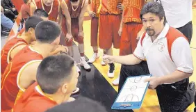  ?? JOURNAL FILE ?? Former Española Valley coach Richard Martinez, shown talking to players in 2011, was accused in a lawsuit of abusing a player. That suit has been settled, a school board official confirmed on Thursday.