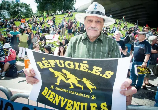  ?? PHOTO AGENCE QMI, TOMA ICZKOVITS ?? Gérald Briand tenait à participer au rassemblem­ent qui s’est tenu hier au stade, auquel ont pris part quelques centaines d’autres personnes pour rappeler que les migrants sont avant tout des êtres humains et que l’« on doit les accueillir comme tels ».