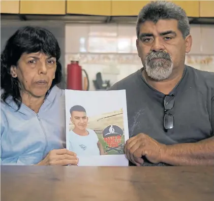  ?? MARIO SAYES ?? Dolor. Los padres de Iago Avalos (17), junto a una foto de su hijo, en su casa de Villa Tesei.