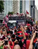  ?? FOTO: AFP. ?? La gente se apuñaba frente al bus de los campeones, quienes recibieron todo tipo de saludos y felicitaci­ones.