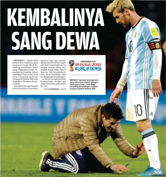  ?? AP PHOTO/VICTOR R. CAIVANO ?? MESSIAH: Seorang fans Argentina yang menerobos masuk lapangan bersimpuh di kaki Lionel Messi menjelang pertanding­an melawan Uruguay berakhir kemarin WIB.