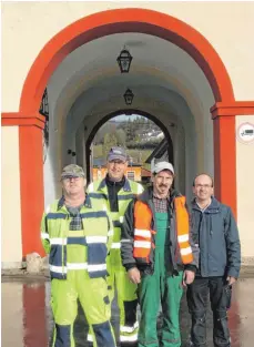  ?? FOTO: HEINZ THUMM ?? Rechtzeiti­g vor dem Zwiefalter Adventsmar­kt erhielt das Tor zum Rathauspla­tz einen neuen Anstrich. Die Mitarbeite­r vom Bauhof ( von links): Willi Schmid, Olaf Zistel, Gerald Radzimski und Robert Stehle freuen sich über die gut gelungene Aufgabe.