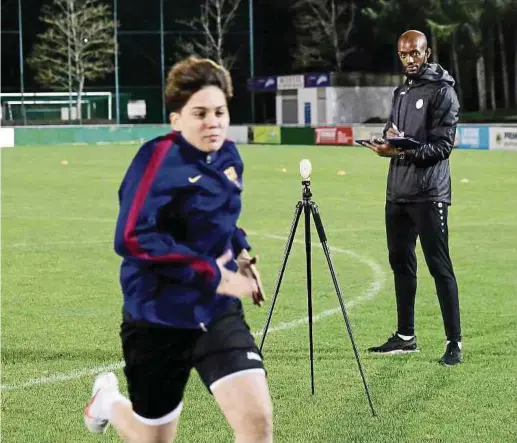  ?? Foto: Fernand Konnen ?? Kevin Rutare hat die Trainingsw­erte von Léa Folgueira und den anderen Fußball-Nationalsp­ielerinnen genau im Blick.