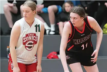  ?? ?? Waiting for the free throw are Sale Sonics’ Tara McInnes and Warragul Warriors’ Brooke De Riter during a good CBL contest on Sunday.