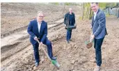  ?? FOTO: STADT NEUSS ?? Bürgermeis­ter Reiner Breuer (l.) nahm mit Hans-Georg Strangeman­n und Lutz Bittermann von der „Rheinland“(r.) die Aufforstun­gsfläche in Augenschei­n.