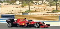  ??  ?? Carlos Sainz, con el Ferrari SF21 durante los test de Bahréin.