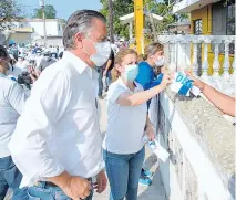  ??  ?? Recorrió casa por casa y dialogó con vecinos de esos sectores