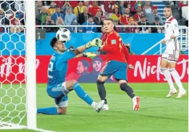  ?? G. FUENTES / REUTERS ?? Aspas anota el 2-2 para españa, que se cobró con el VAR