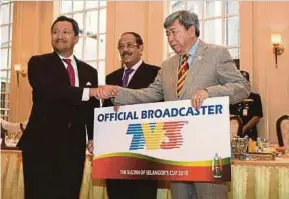  ?? PIC BY INTAN NUR ELLIANA ZAKARIA ?? Sultan of Selangor Sultan Sharafuddi­n Idris Shah (right) receiving a contributi­on for The 2018 Sultan of Selangor Cup from Media Prima Bhd group managing director Datuk Kamal Khalid at Istana Alam Shah in Klang yesterday.