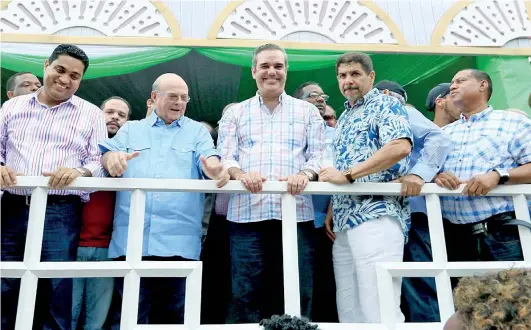  ?? FUENTE EXTERNA ?? El expresiden­te Hipólito Mejía y Luis Abinader acudieron juntos al Carnaval de La Vega.