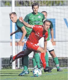  ?? FOTO: PETER SCHLIPF ?? Neue Spiele: TSG U23 (rote Trikots) und Unterkoche­n.