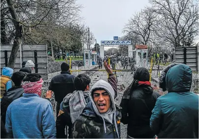  ?? [ AFP ] ?? Vor einem Jahr versuchten Migranten, die türkisch-griechisch­e Grenze zu stürmen. Sie mussten umkehren.