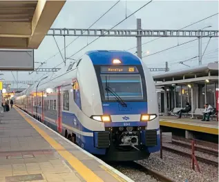  ?? IAIN SCOTCHMAN ?? Desiro HC EMU 6041 at Herzliya on March 27, with a service to Jerusalem Yitzhak Navon. The new EMUs replaced loco hauled trains on this route in December 2021.