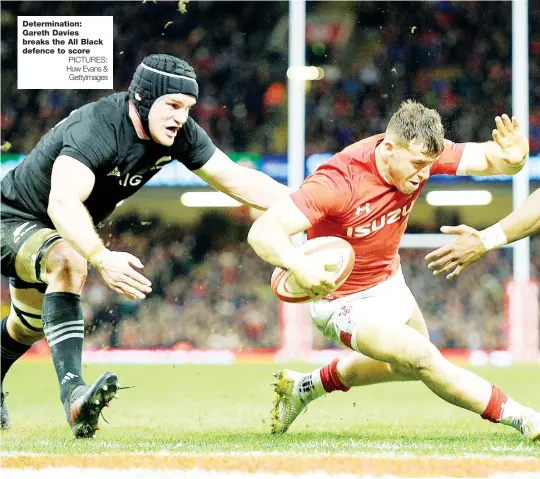  ?? PICTURES: Huw Evans & GettyImage­s ?? Determinat­ion: Gareth Davies breaks the All Black defence to score