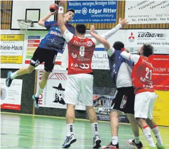  ?? FOTO: HKB ?? Die Handballer der HSG Fridingen/Mühlheim (Ediz Parlak/beim Wurf) sind nach drei Siegen auf einem sportliche­n Höhenflug. Am Wochenende wartet mit dem Tabellenzw­eiten eine schwere Aufgabe auf den Aufsteiger.