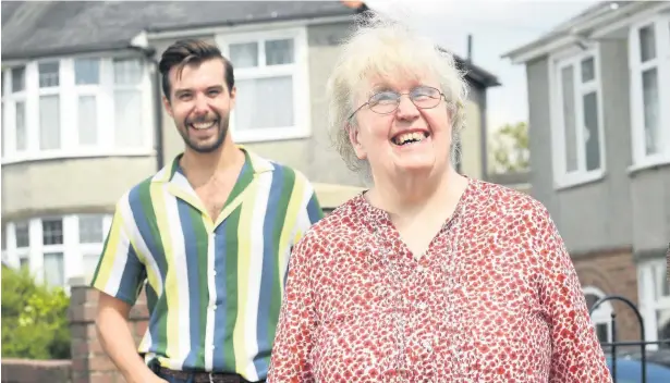  ?? GAYLE MARSH ?? Anne Wilkins of Bridgend who entertains her neighbours with some musical performanc­es with West End performer Alyn Hawke