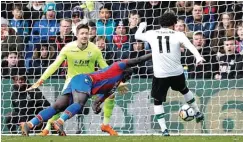  ?? MATTHEW CHILDS/REUTERS ?? TOP SCORER: Aksi Mohamed Salah (kanan) saat mencetak gol penentu kemenangan Liverpool ke gawang Crystal Palace tadi malam.