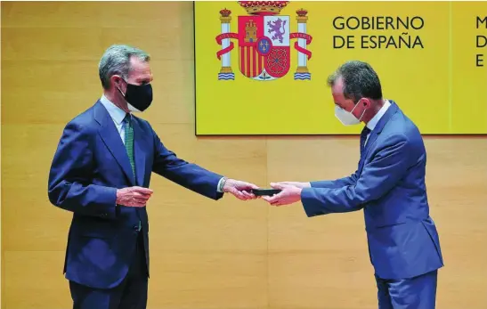  ?? EFE ?? Silvio González, consejero delegado del Grupo Atresmedia, entrega las firmas al ministro de Ciencia, Pedro Duque