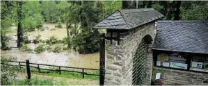  ?? BILD: SN/APA (DPA)/OLIVER BERG ?? Der Zoo wurde bei dem Unwetter überschwem­mt.