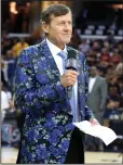  ?? PHIL MASTURZO/TRIBUNE NEWS SERVICE ?? Craig Sager on the court before the Cavaliers take on the Warriors in Game 6 of the NBA Finals on June 16. Sager died on Thursday.