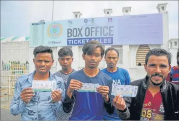  ?? DEEPAK GUPTA/HT ?? ■
Disappoint­ed fans showing their tickets after the ODI between India and South Africa in Lucknow was cancelled on Friday.