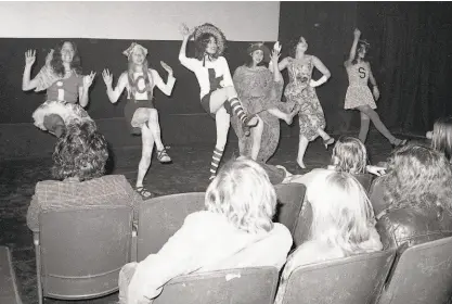  ?? Jerry Telfer / The Chronicle 1972 ?? The Nickelette­s (later called Les Nickelette­s) perform at the O’Farrell Theatre in 1972.