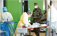  ?? Foto: Bernhard Weizenegge­r ?? Personal des Gesundheit­samtes, der Kassenärzt­lichen Vereinigun­g und der Bundeswehr arbeiten in Leipheim Hand in Hand – und geschützt.