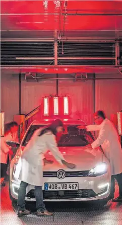  ?? FOTO: DPA ?? Miese Luft bei Volkswagen: Mitarbeite­r im Geruchslab­or des Autobauers