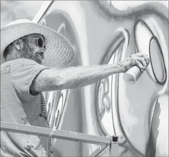  ?? Chuck Spangler
Art Center College of Design ?? KENNY SCHARF paints a mural at the Art Center College of Design. He’s among a mix of artists in an indoor-outdoor show demonstrat­ing how the culture and commercial enterprise have adopted street art.