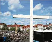  ??  ?? Zum riesigen Fest mit  beteiligte­n Kirchgemei­nden wurden etwa  Kuchen aufgetisch­t. Der Domplatz stand unter dem Kreuz, das zum Kirchentag auf den Domstufen aufgestell­t ist.