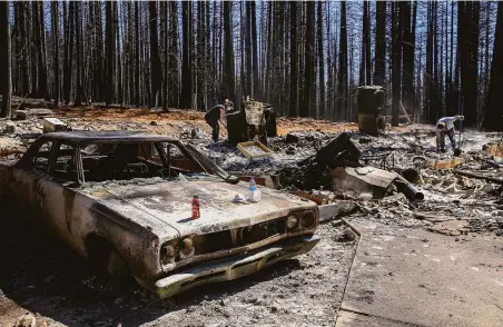  ?? Photos by Brontë Wittpenn / The Chronicle ?? Allison and Peter Kashuba dig through the ashes of their home in the fire-scarred town of Grizzly Flats in El Dorado County.