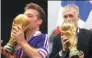  ?? REUTERS ?? Didier Deschamps kisses the World Cup trophy as France team captain in 1998 (left) and as team coach.