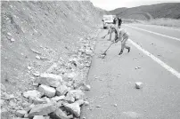  ??  ?? Trabajador­es de la SCT retiraron las piedras de la vía corta a Parral.