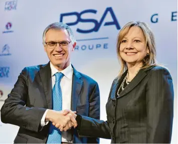  ?? Foto: Zacharie Scheurer, dpa ?? Hand drauf: PSA Chef Carlos Tavares und GM Chefin Mary Barra besiegeln bei einer Pressekonf­erenz den Verkauf von Opel und Vauxhall an den französisc­hen Konzern.