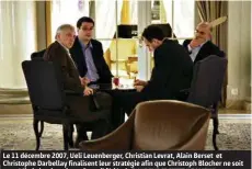  ?? (LAURENT CROTTET/LE MATIN) ?? Le 11 décembre 2007, Ueli Leuenberge­r, Christian Levrat, Alain Berset et Christophe Darbellay finalisent leur stratégie afin que Christoph Blocher ne soit pas réélu le lendemain au Conseil fédéral.