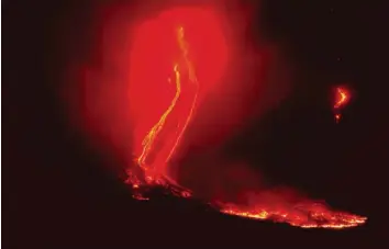  ?? Foto: Orietta Scardino, Ansa, AP, dpa ?? Aus dem Ätna floss in der Nacht zum Mittwoch ein ganzer Fluss aus Lava. Die Eruption riss einen zwei Kilometer langen Spalt in das Gestein.