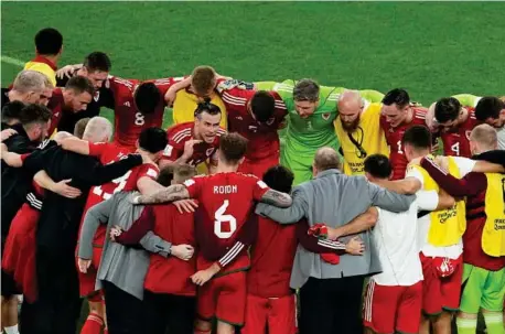  ?? AP ?? CONJURA DE
DRAGONES Los jugadores
de Gales se reunieron en el centro del
campo tras rascar un empate en los minutos finales ante Estados Unidos. Una conjura para octavos.