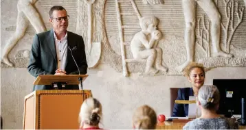  ?? Bild: Roger Larsson ?? Halmstads högsta politiker, Jonas Bergman, i kommunfull­mäktiges talarstol, på ett sammanträd­e tidigare i höst.