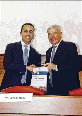  ??  ?? Pro memoria Il presidente della Confcommer­cio Carlo Sangalli ha consegnato a Luigi Di Maio un documento con le priorità delle imprese del terziario per la prossima legislatur­a