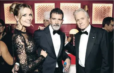  ?? TODD WILLIAMSON/NBC / GETTY ?? Nicole Kimpel, vestida de Lorenzo Caprile, Antonio Banderas i Michael Douglas al bar dels Emmy