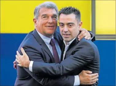  ?? ?? Joan Laporta y Xavi, el día de su presentaci­ón.