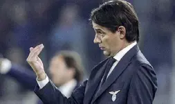  ??  ?? In panchina Simone Inzaghi, 43 anni, sfida Stefano Pioli (54) a cui tolse il posto nel 2016