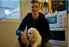  ?? Bild: MATTIAS NILSSON ?? DAGS FÖR DERBY. Warbergs Tim Emilsson, här med hunden Ozzy, ser fram emot onsdagens derby mot Halmstad.