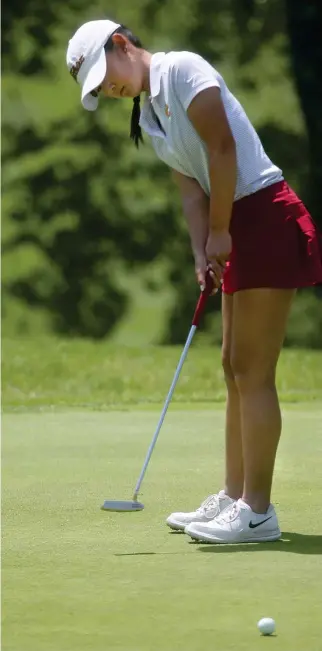  ?? NANCY LANE / BOSTON HERALD ?? PUTTING PATRIOT: Concord-Carlisle’s Gabrielle Shieh putts on the 18th hole during the girls golf state championsh­ip at Pleasant Valley Country Club. Shieh won the state championsh­ip for the second time.