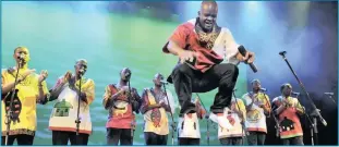  ?? Isithombe: SITHUNYELW­E ?? IQEMBU lesicatham­iya, iLadysmith Black Mambazo, izotheleka eNingizimu Afrika ngoLwesith­athu ngemuva komjikelez­o wezinyanga ezintathu futhi iphethe nendondo yeGrammy