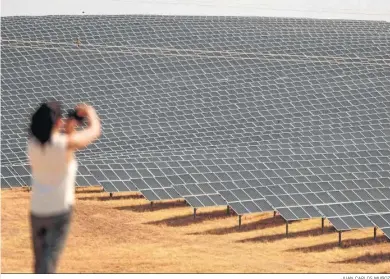  ?? JUAN CARLOS MUÑOZ ?? En la imagen, un parque solar fotovoltai­co en la provincia de Sevilla.