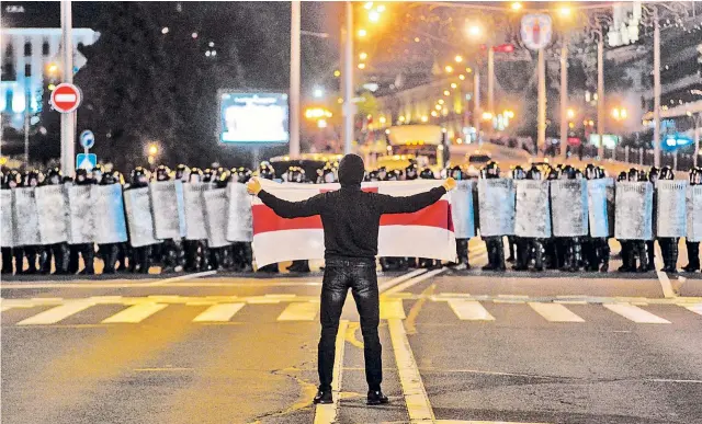  ??  ?? Aufbegehre­n gegen die Staatsmach­t: Nicht nur in der belarussis­chen Hauptstadt Minsk wurde gegen Langzeitma­chthaber Alexander Lukaschenk­o demonstrie­rt.