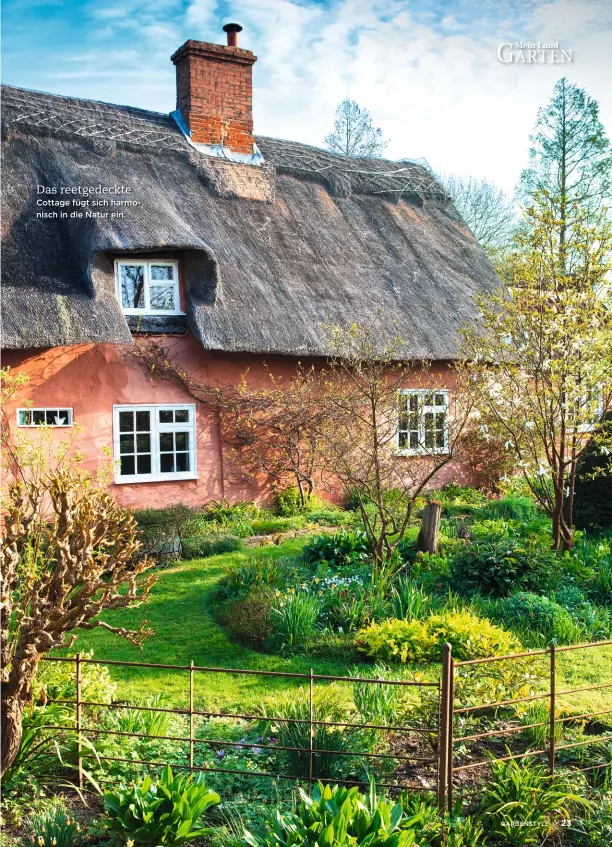  ??  ?? Das reetgedeck­te Cottage fügt sich harmonisch in die Natur ein.